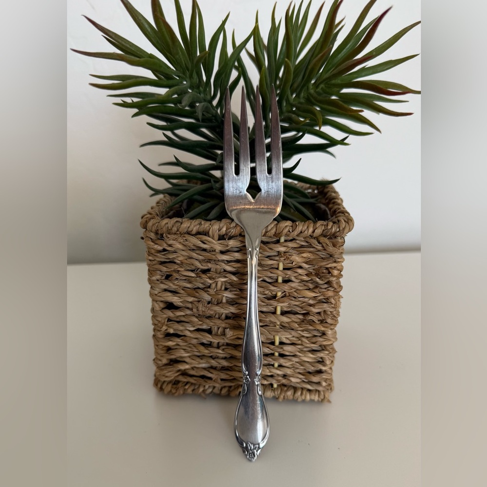 ONEIDA COMMUNITY STAINLESS CHATELAINE SALAD DESSERT FORK Flower Silverware